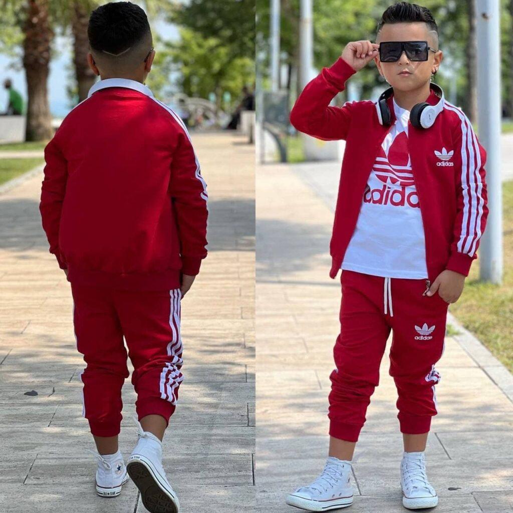 Enfant portant un survêtement 3 pièces Adidas rouge ou noir – T-shirt, veste et pantalon – Disponible de 4 à 14 ans