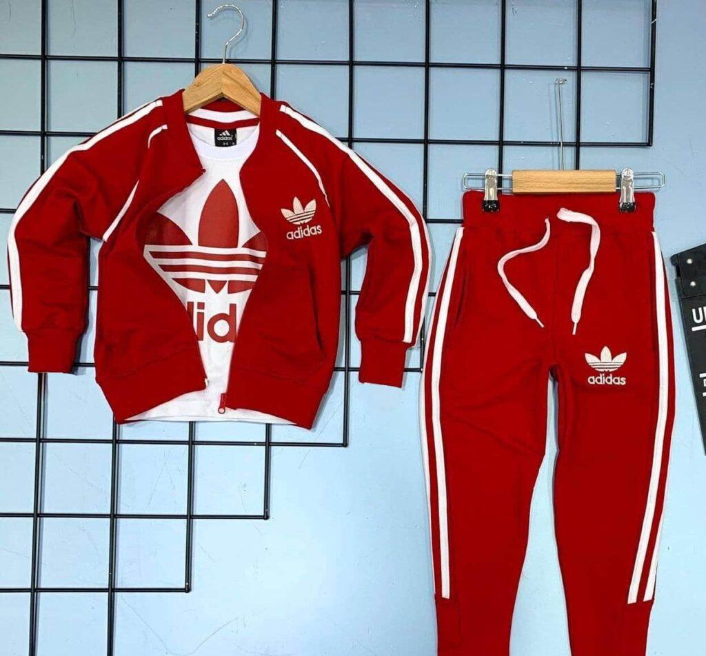 Enfant portant un survêtement 3 pièces Adidas rouge ou noir – T-shirt, veste et pantalon – Disponible de 4 à 14 ans