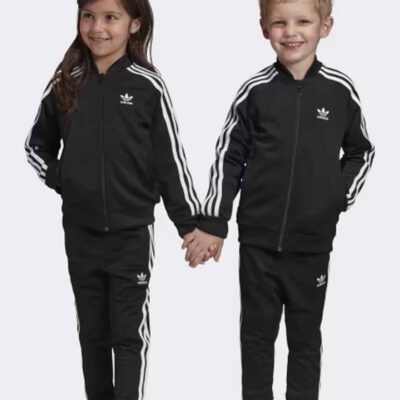 Enfant portant un survêtement 3 pièces Adidas rouge ou noir – T-shirt, veste et pantalon – Disponible de 4 à 14 ans