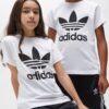 Enfant portant un survêtement 3 pièces Adidas rouge ou noir – T-shirt, veste et pantalon – Disponible de 4 à 14 ans