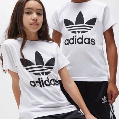 Enfant portant un survêtement 3 pièces Adidas rouge ou noir – T-shirt, veste et pantalon – Disponible de 4 à 14 ans