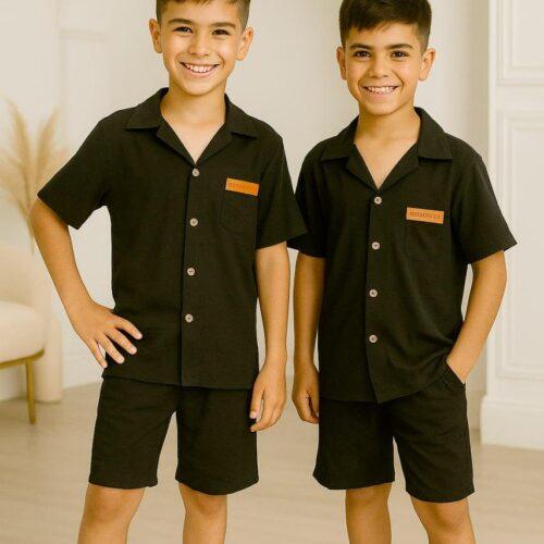 Enfant en sandales portant un ensemble stylé pour l’été